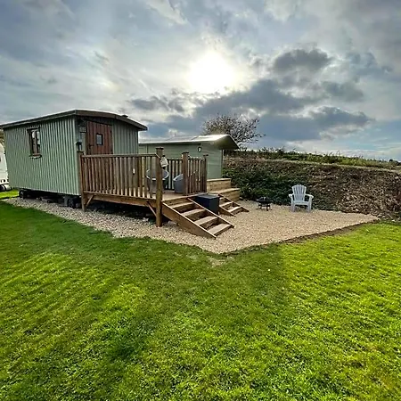 Hotel Oakley View Shepherds Hut With Hot Tub 4*