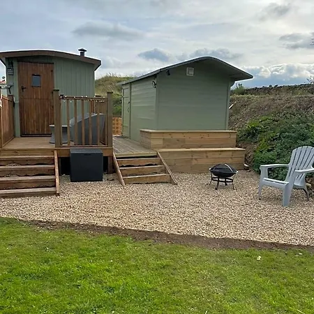 Oakley View Shepherds Hut With Hot Tub