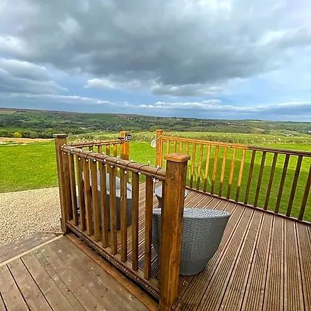 Oakley View Shepherds Hut With Hot Tub