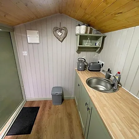Oakley View Shepherds Hut With Hot Tub Whitby