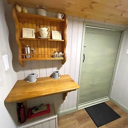 Oakley View Shepherds Hut With Hot Tub