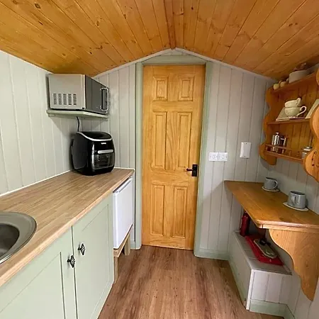 Hotel Oakley View Shepherds Hut With Hot Tub 4*