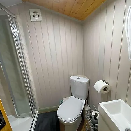 Oakley View Shepherds Hut With Hot Tub 4*