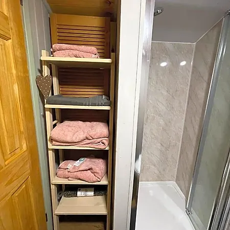 Oakley View Shepherds Hut With Hot Tub 4*