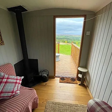 Oakley View Shepherds Hut With Hot Tub 4*