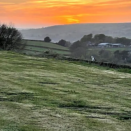 Hotel Oakley View Shepherds Hut With Hot Tub