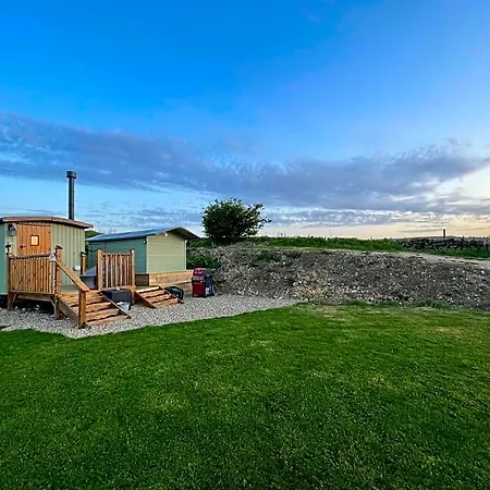 Hotel Oakley View Shepherds Hut With Hot Tub