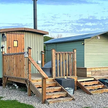 Hotel Oakley View Shepherds Hut With Hot Tub 4*