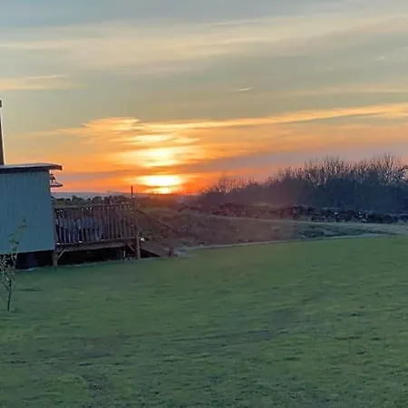 Hotel Oakley View Shepherds Hut With Hot Tub