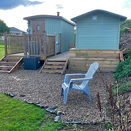 Oakley View Shepherds Hut With Hot Tub Hotel 4*