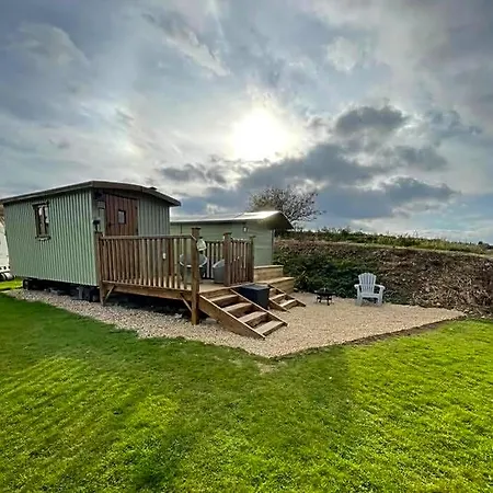 Oakley View Shepherds Hut With Hot Tub Hotel 4*