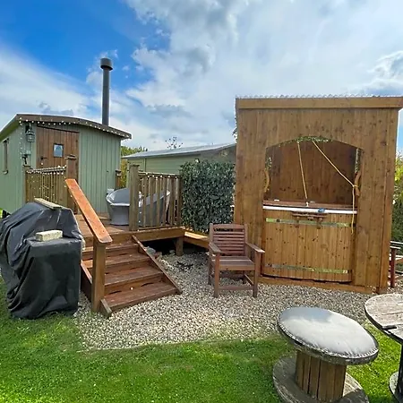 Oakley View Shepherds Hut With Hot Tub Hotel 4*