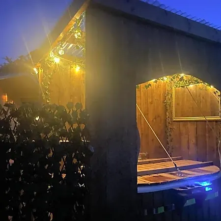 Oakley View Shepherds Hut With Hot Tub 4*