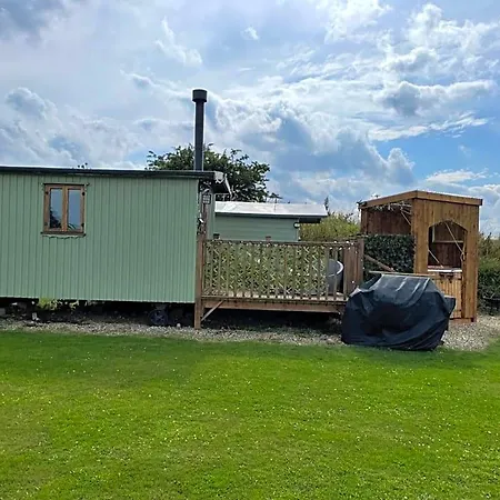 Oakley View Shepherds Hut With Hot Tub