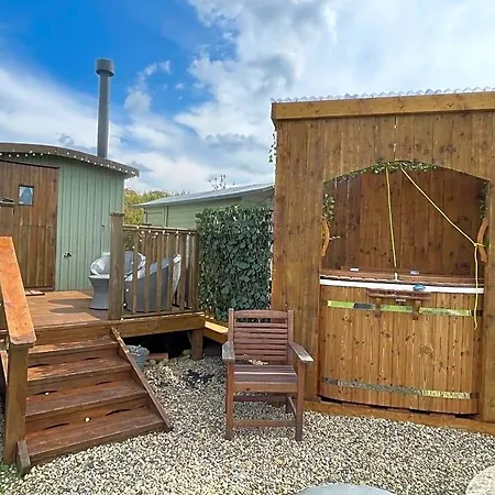 מלון Oakley View Shepherds Hut With Hot Tub 4*