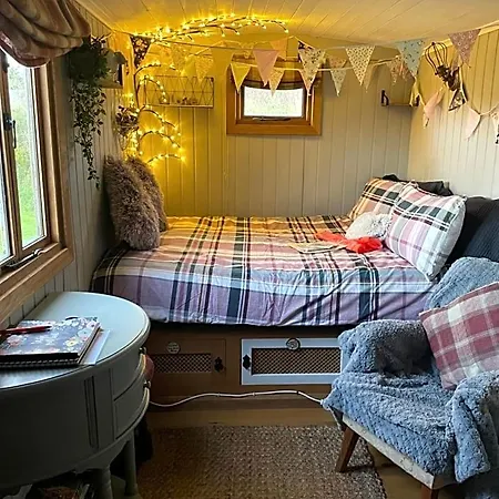 Oakley View Shepherds Hut With Hot Tub Whitby