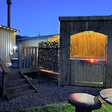Hotel Oakley View Shepherds Hut With Hot Tub
