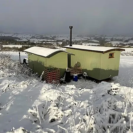 Hotel Oakley View Shepherds Hut With Hot Tub